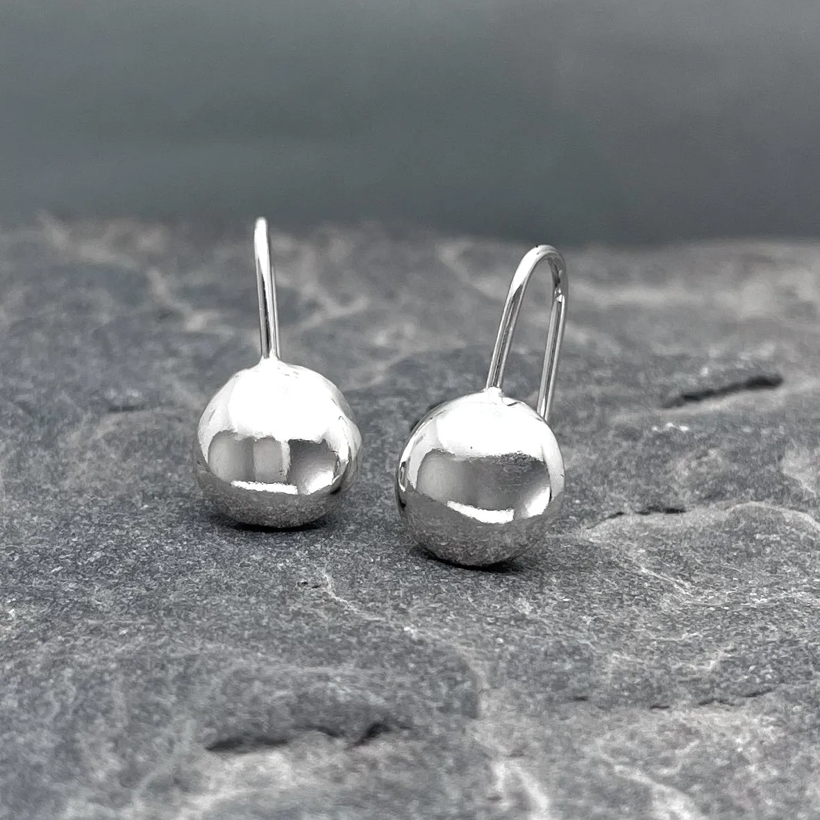 Piccoli – Sculpted Puffy Disc Silver Earrings – Dangle